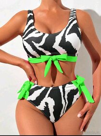 Dámské černobílé plavky s zeleným vázáním - 4