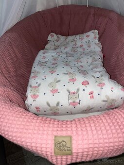 Proutěná postýlka s výbavou pro miminko – motiv Králíček - 4