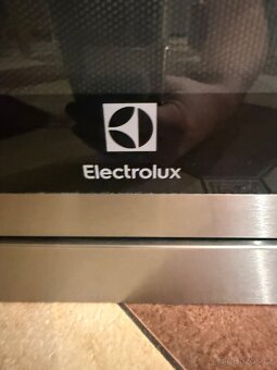 Vestavná mikrovlnná trouba EMT25207OX - 4