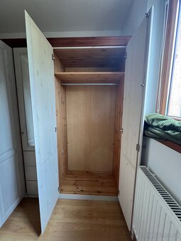 Dřevěná šatní skříň - 4