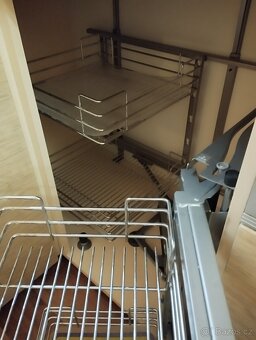 Rohový systém do kuchyňské linky – výborný stav - 4