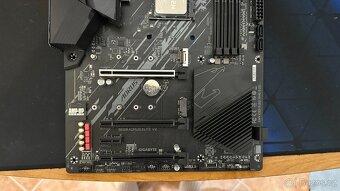 GIGABYTE B550 AORUS ELITE V2 + R5 5600X (6C/12T) - 4