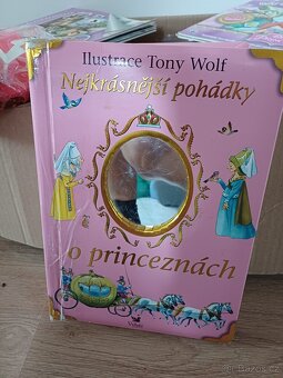 Krabice plná drobných hraček a her pro holčičku - 4