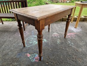 starý dřevěný stůl a židle - 4