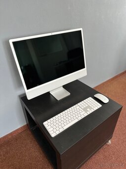 Prodám rok starý iMac 24 M3, 8 GB, 256 GB - 4