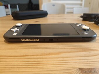 Čipovaný Nintendo Switch Lite - 4