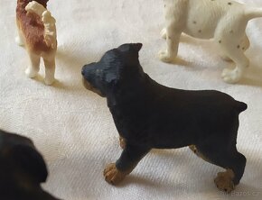 33.Psík zn.Safari, neznačkový, NE Schleich. - 4