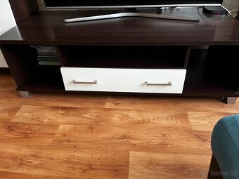 Prodám set moderního nábytku – skříňky + TV stolek - 4