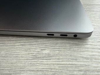 Macbook Pro (13 inch, 2019) - 4