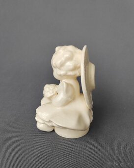 Vzácná bílá figurka dítě od výrobce Goebel z roku 1957 - 4