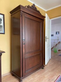 Starožitný nábytek - příborník, komoda, hodiny atd. - 4