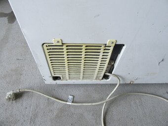 Nabízím velký pultový mrazák. Plně funkční. Nese známky použ - 4