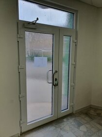 Plastové dvoukřídlé dveře s nadsvětlíkem - 4