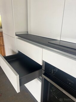 Bílá moderní kuchyň se všemi spotřebiči - 4