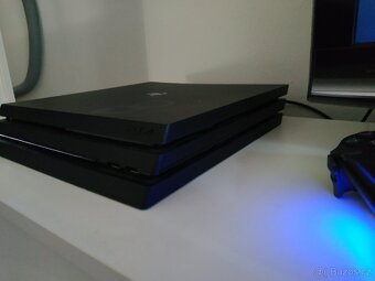 PS4 Pro 1T + dva ovladače + 5 her - 4