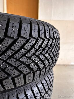 235/60R19 Yokohama BluEarth Winter V906 SUV - 4