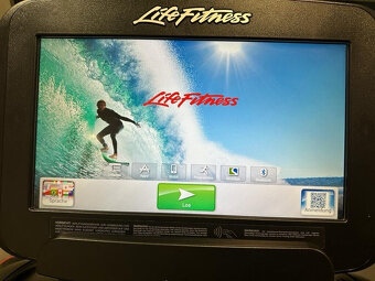Běžecký pás Life Fitness Pouze 35 hodin provozu TOP - 4