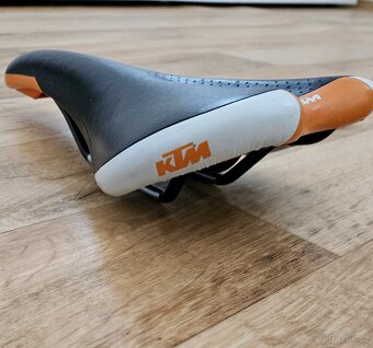 KTM sedlo - 4