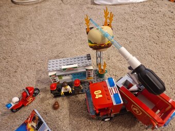 LEGO CITY - HASIČSKÉ AUTO A BURGRÁRNA - 4