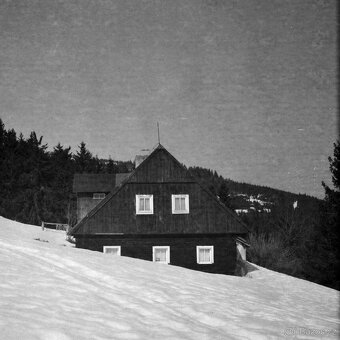 Funkční bakelitový fotoaparát PERFEKTA II z roku 1954 - 4