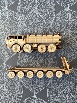 Nový dřevěný model vojenské Tatry 813 8x8 Kolos s přívěsem - 4