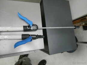 Teleskopická rozpěrná tyč starší za 100 kč. - 4