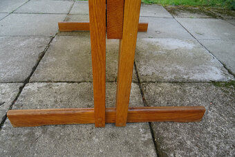 Stůl, 4 židle a 1 stolička - 4