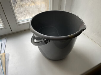 Plastové nádoby na odpadky, listí, a cokoliv; Včetně kbelíku - 4