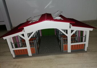 Schleich stáj s koňmi + příslušenství - 4