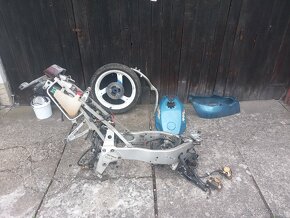 Yamaha FZR 400RR - 4