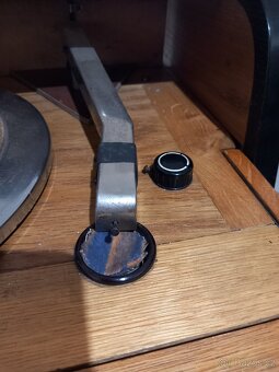 Starý gramofon ve skříňce - 4