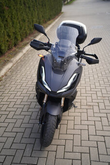 garážovaný motocykl Honda ADV 350 s kufrem - 4
