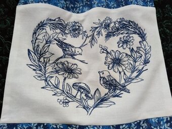 KRÁSNÉ VYŠÍVANÉ PYTLÍKY - MODRÁ - VČELY, HEŘMÁNEK 2 kusy - 4