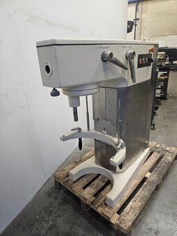 Univerzálni míchač těsta ROBOT RE 22 - 4