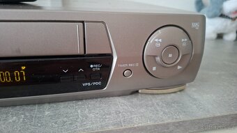 Videorekordér Panasonic NV HD647 + VHS kazety 41 ks. - 4