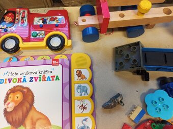 Mix hraček – LEGO, autíčka, figurky, knížka, dřevo - 4