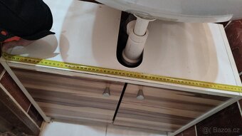 Umyvadlová skříňka a umyvadlo - 4