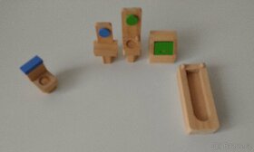 dřevěný domeček s postavičkami a nábytkem - 4
