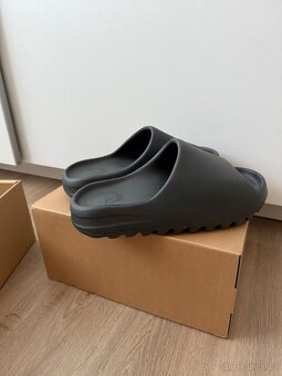 Nové Yeezy Slide Onyx - vel. 42 - 4