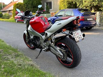 Yamaha R1 - 4