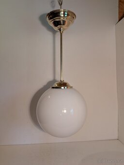 mosazný lustr, velká bílá koule 25 cm, až 3 ks - 4