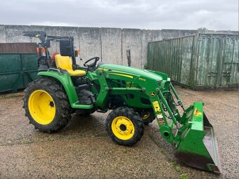 Traktor John Deere 3038E - 4