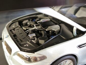 BMW M5 1:18 Paragon Models - 4