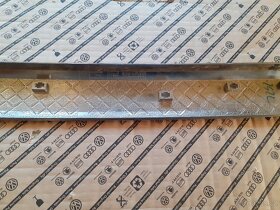 Levá zadní lišta Peugeot 2008 kód 9806404877 - 4