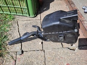 Díly Yamaha YZF-R125 chladič, airbox, stupačky a další - 4
