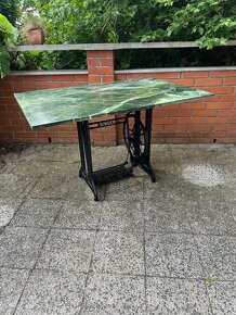 Stolek z šiciho stroje po renovaci - 4
