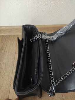 Dámská černá kabelka Guess, rozměry 24 x 17 cm - 4