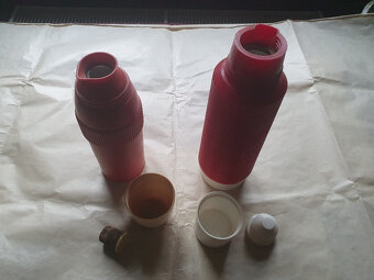 Termosky různých velikostí a rychlovařič - 4