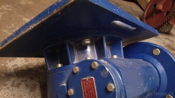 Elektromotor 750 W se šnekovou převodovkou 17,7 ot. - 4