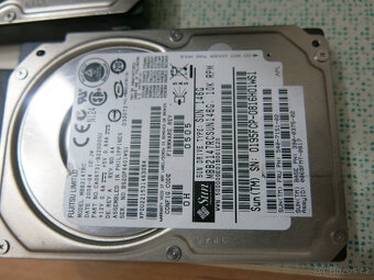 prodám pevné disky Fujitsu 146G SUN SAS 10K rpm 2.5" - 4
